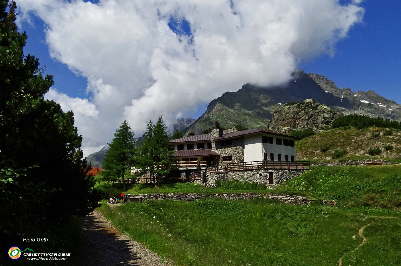 25 Rif. Curo (1915 m) con Coca .JPG -                                